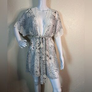 Elegant flower Robe sz Med